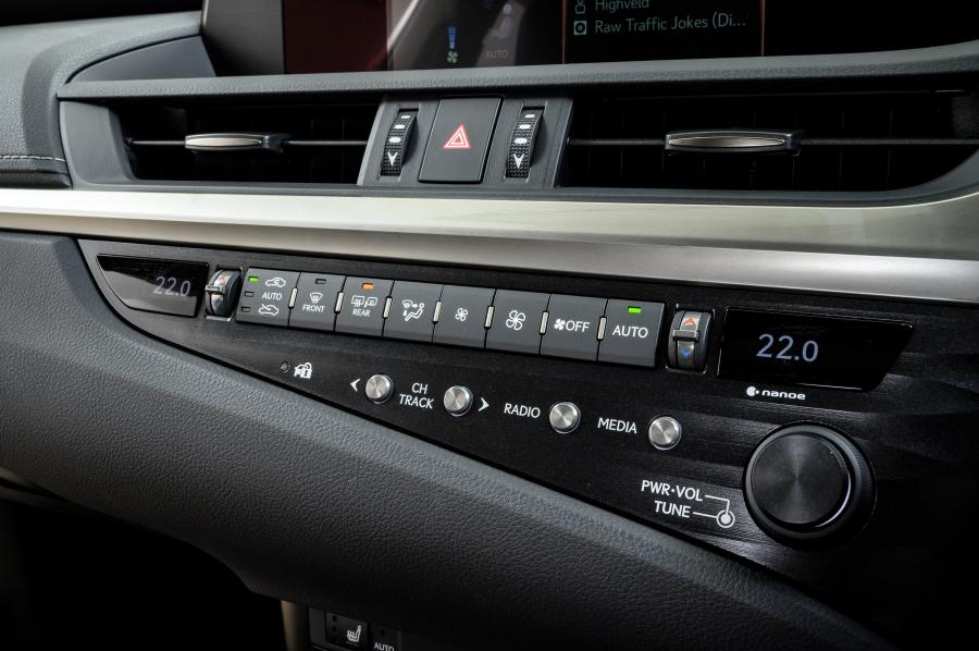 Детали интерьера Lexus ES300h 2018 года  (ZA) (фото 26 из 45)